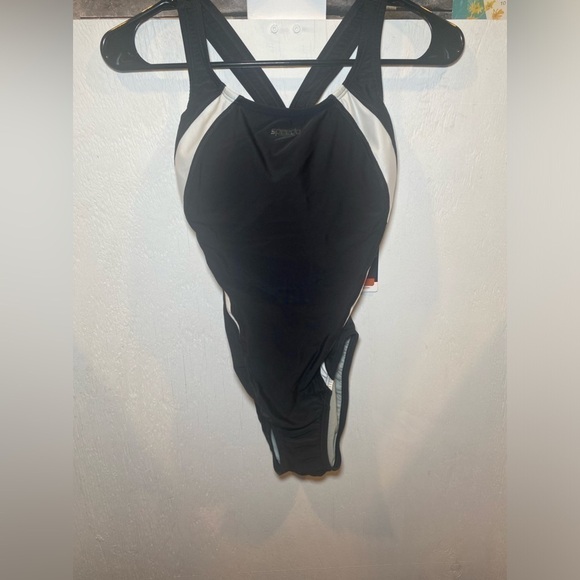 Speedo size 6 women’s bathing suit black with white design - Picture 2 of 10
